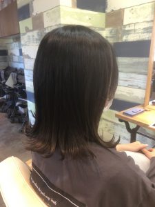 顔周りのおくれ毛でいつもと違う変化を…